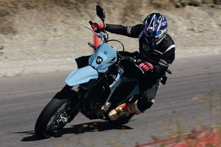 走りの喜びはルートを選ばない！SUZUKI DR-Z4 SM DR-Z4 S登場！