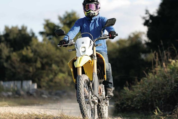 走りの喜びはルートを選ばない！SUZUKI DR-Z4 SM DR-Z4 S登場！