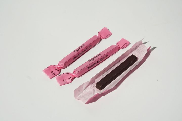 カカオの産地によって異なる色のラッピングペーパーで、一本一本丁寧に包まれています。こちらは、中央アメリカ北東部・ベリーズ南部に暮らすマヤ先住民による小規模農家が育てたオーガニックカカオ豆を使用。