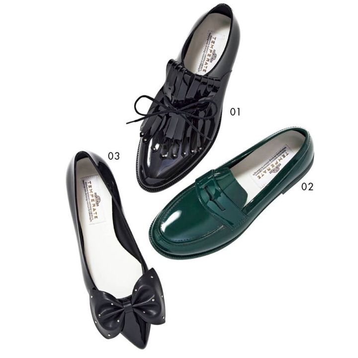 01_キリッとマニッシュな足元が完成。シューズ￥9,900、02_ディープなグリーンがスタイリングを格上げ。ローファー￥8,360、03_ボリュームリボンにスタッズがトッピングされ、理想のフェミニンバランスが叶う。シューズ￥9,350（すべてテンパレイト）