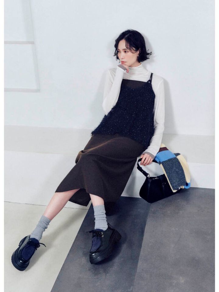 タートルネックプルオーバー￥6,930、ワンピース￥12,980、キャミソール￥8,910、バッグ￥7,920、ソックス￥1,760（すべてグリーンレーベル リラクシング／ユナイテッドアローズ グリーンレーベル リラクシング ルミネ有楽町店） 手に持ったマフラー￥3,520（シテン）、シューズ￥14,960（シー ユナイテッドアローズ／ともにユナイテッドアローズ カスタマーサービスデスク）