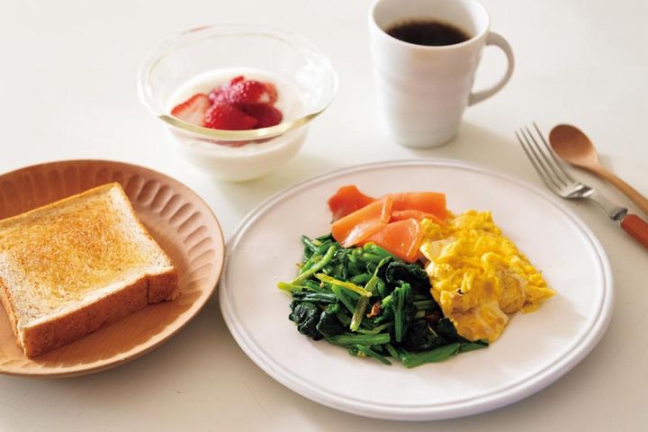 朝ごはんはパンが多く、 この日はトーストにスクランブルエッグ、スモークサーモン、ほうれんそうのソテーをたっぷり。手作りのジャムをのせたヨーグルトはほぼ毎日。キウイフルーツやりんごなど、果物も朝食べることが多い。