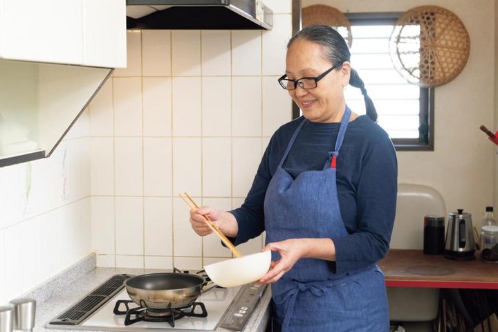 朝ごはんは簡単に手早くできるもので。卵2個をささっとスクランブルエッグに。