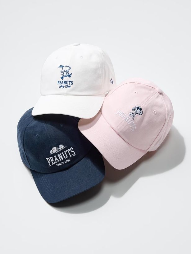 「ピーナッツ UVカットキャップ」(1500円)は全3色。オフホワイト、ピンク、ネイビーとそれぞれデザインが異なる