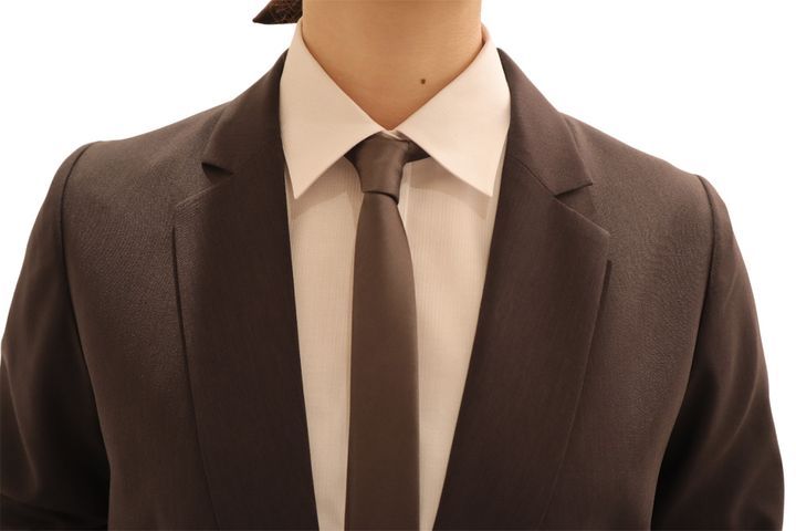 洋服の青山が発売したレディーススタイルのネクタイ「スキニータイ」