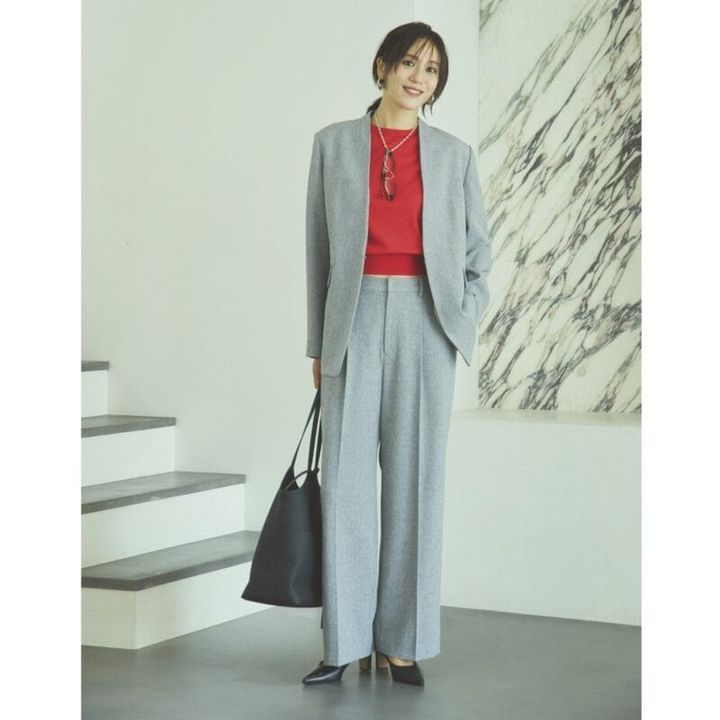 【着回しアイテム：Ⓐ＋Ⓒ】ニット3万9600円（オブリオ） バッグ 4万5100円（ヴァジック／ヴァジックジャパン） パンプス5万1700円（カチム） メガネ4万6200円（プロポ／プロポデザイン） ネックレス6万3800円（リューク） ピアス4180円（ヘンカ／ロードス）