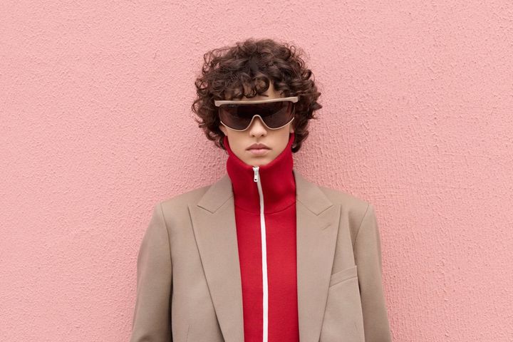 そこにサングラスを取り入れることで自分らしいスタイルに仕上がります。