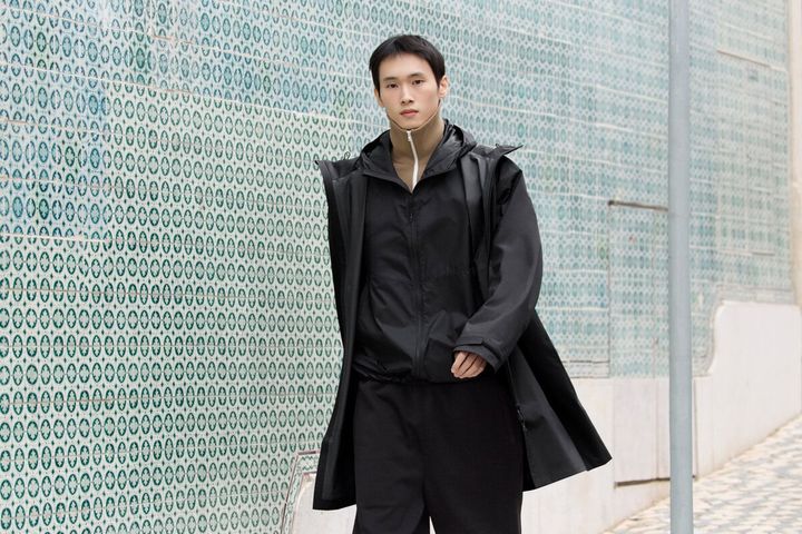 ジェンダレスを意識した流れるようなレイヤリングと互いに調和するカラーも特徴です。定番アイテムを中心に、スタイリングしやすく都会的な洗練さを生むワードローブは、さりげない遊び心が漂います。