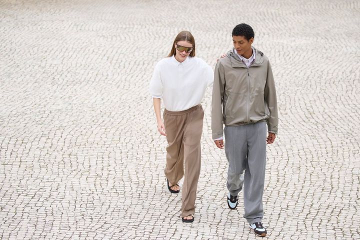 英国の著名デザイナー、クレア・ワイト・ケラーによるUNIQLO : C（ユニクロ：シー）の2026年春夏コレクション。暮らしの中の様々なリズムからインスピレーションを得た、人の動きに美しく寄り添うワードローブ。ゆったりとした心地のいい素材を、洗練されたテーラリングで仕立てている。