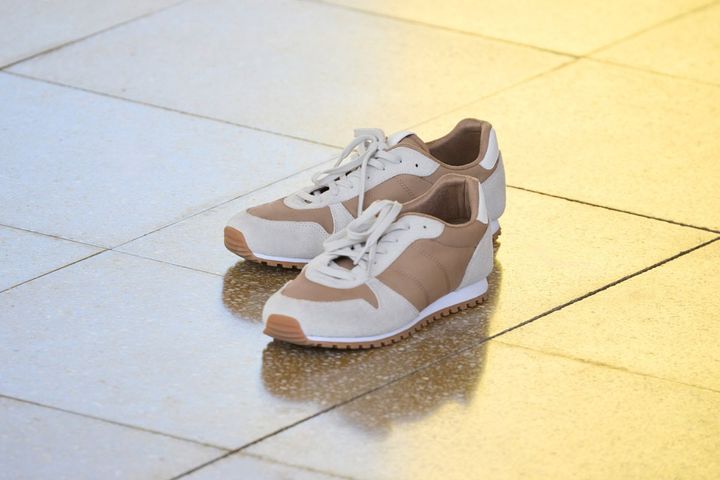 レトロなムードを纏うスニーカーや上質なデッキシューズは、ジェンダレスに楽しめる洗練された仕上がりに。軽量で汎用性の高いトートバッグが加わりコレクションにアクセントを添えてくれる。