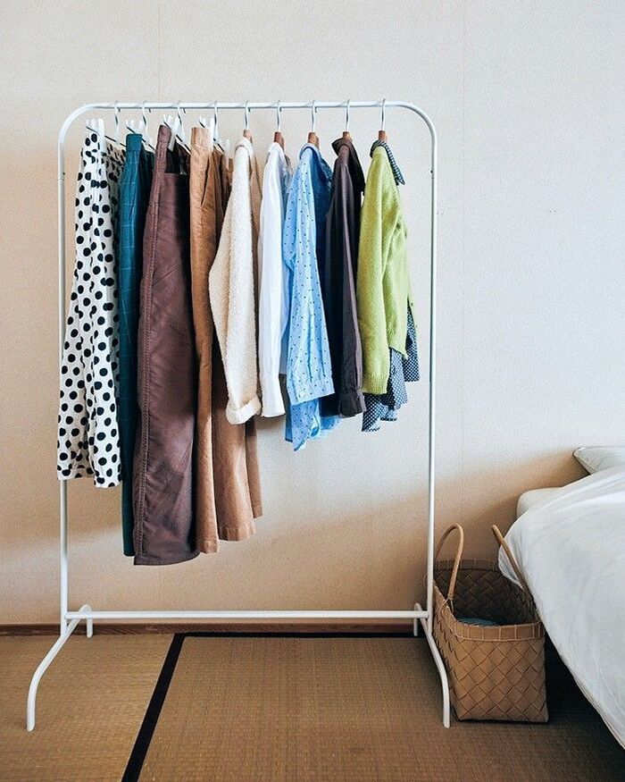 60代女性の暮らし実例｜ハンガーラックに季節の服を飾る一人暮らしの寝室インテリア｜お気に入りの服を彩りとして楽しむ収納アイデア