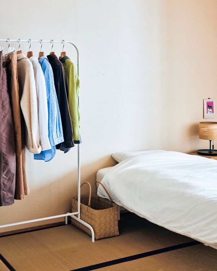 60代女性のシンプルな一人暮らし寝室｜服を飾るハンガーラックとパジャマ用の収納かご｜心地よく整えた和室のインテリア実例