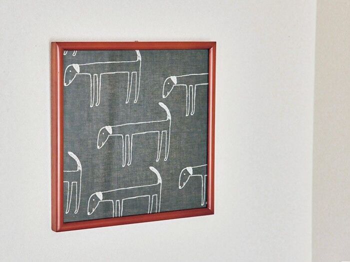 「犬のイラスト柄ハンカチを額装したウォールアート｜60代女性の一人暮らしインテリア｜布を使ったユニークな壁飾り