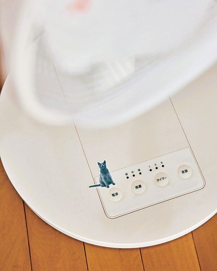 扇風機の操作パネルに貼られた猫のシール｜老眼対策として工夫された暮らしのアイデア｜ボタンの見分けがしやすくなる可愛い目印