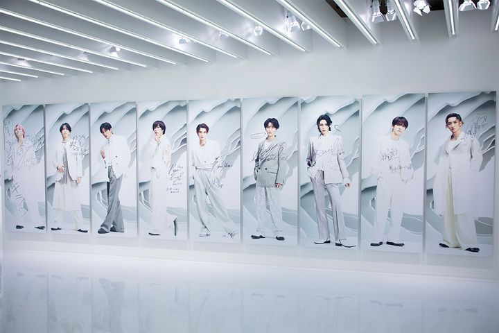 会場にはメンバーのサイン入りパネルも！