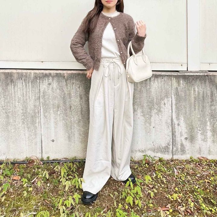 画像: ホワイトコーデの差し色として