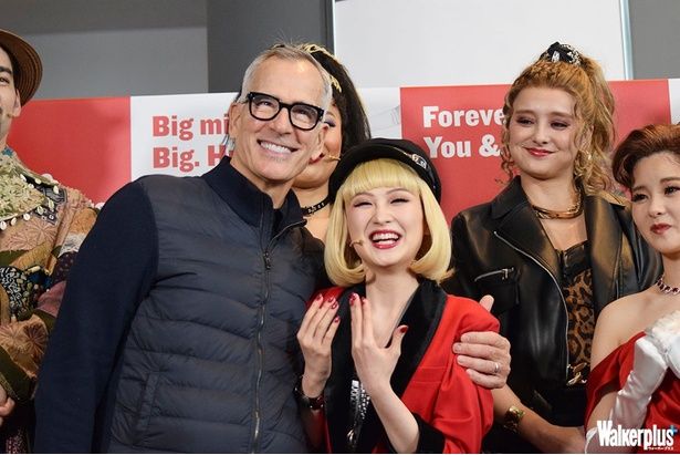 ジェリー・ミッチェルさんとのお別れがさみしい…と星風さんのコメントを聞き思わず肩を抱き寄せるジェリーさん