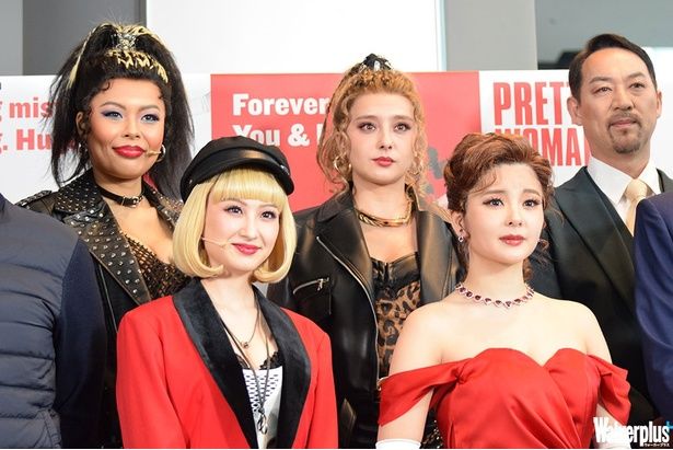 ヒロインの2人は異なる衣装で登場