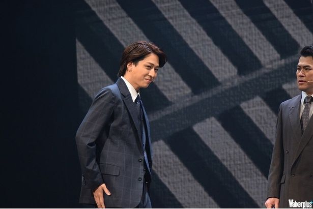 “悪い”笑みを浮かべるスタッキー