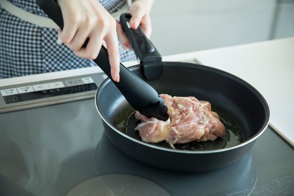 鶏肉は皮から焼いてオメガ6系油をカット！