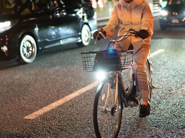 夫と商売をしながら子育てや介護に明け暮れた68歳女性の人生は、夫の死をきっかけに激変した。蓄えは少なく、年金は月6万円程度。ぜいたくをしてきた記憶はない。だが、女性はこれまでの生き方を深く後悔しているという。※サムネイル画像：PIXTA