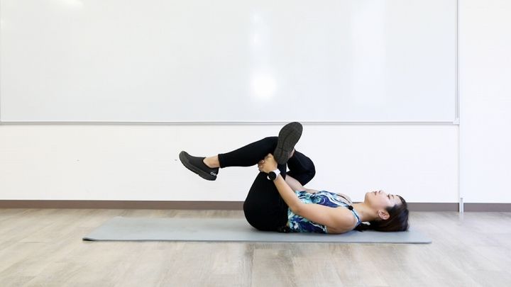 仰向け4の字ストレッチのやり方1 仰向けで膝を4の字にして抱え込む