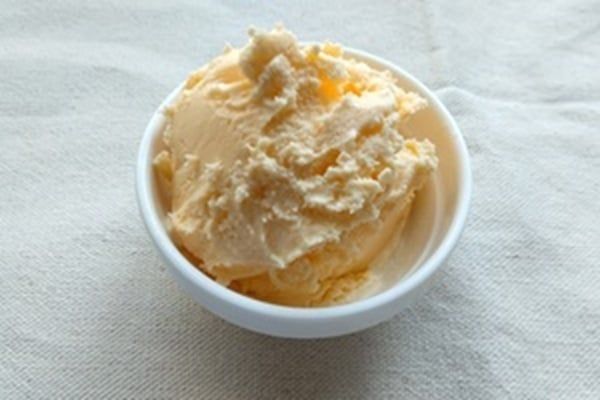 バニラアイスを器に盛る