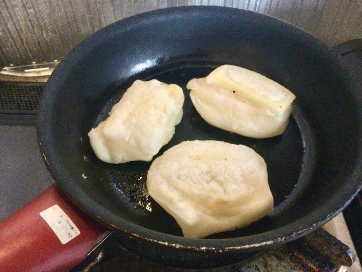 フライパンで餅を焼く