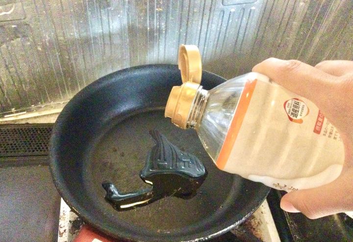 フライパンに油を敷く