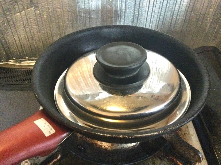 フライパンで餅を焼く