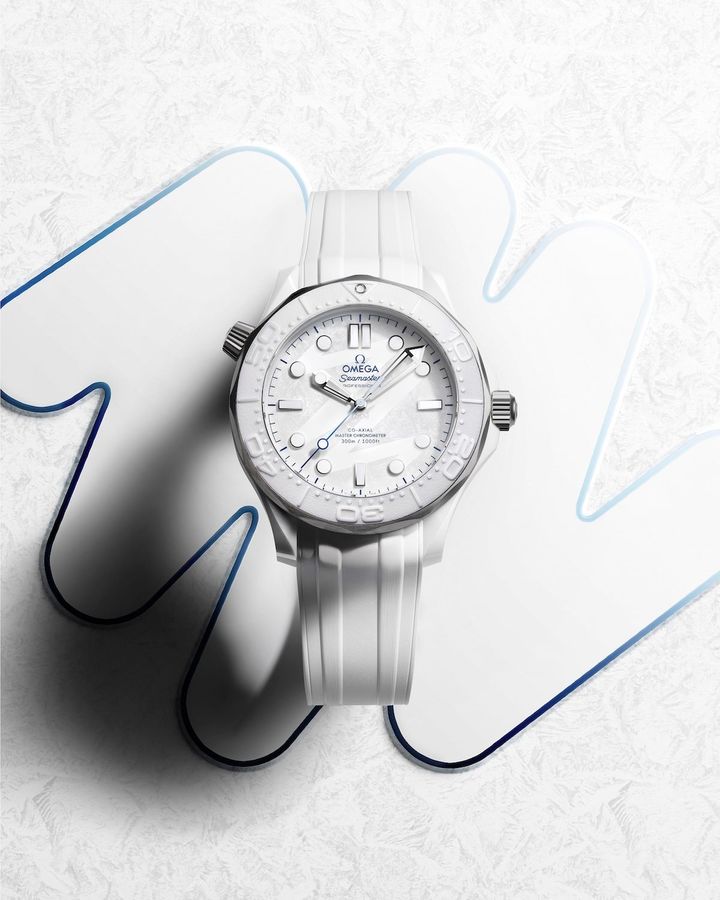 「シーマスター ダイバー 300M ミラノ・コルティナ 2026」ウォッチ（ホワイトセラミック×チタン、ラバーストラップ、ケース径43.5mm、自動巻き）￥1,485,000