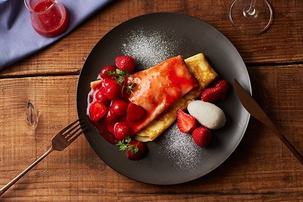 たっぷりのいちごを盛り付けたクレープシュゼット