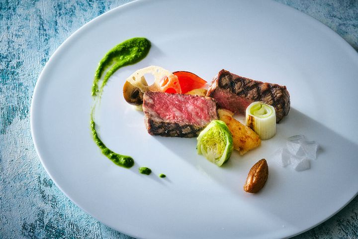 国産黒毛種“五島和牛フィレ肉”のポワレ 岐宿味噌と山田さんが作った粗塩