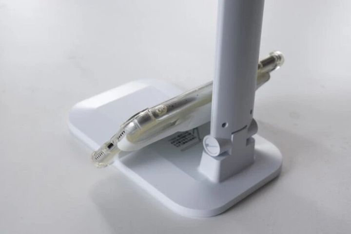 ダイソーのデスクライト-USB／乾電池 両用-にスマホを置く