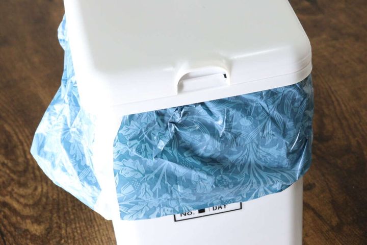 ダイソーのトイレポット 四角にゴミ袋をセット