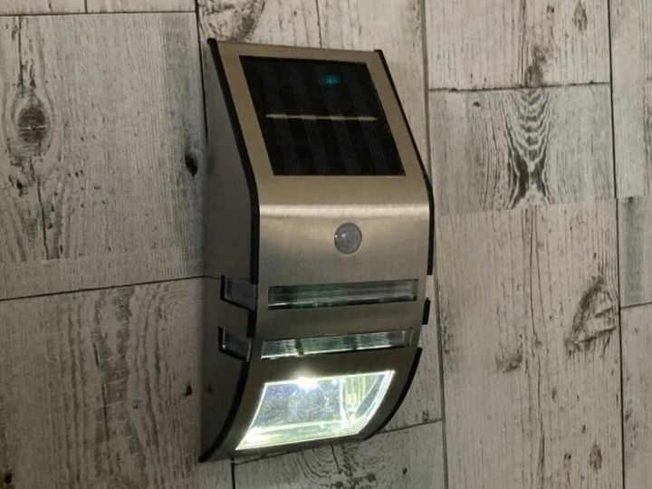 ダイソーのソーラーセンサーライトを取り付けた状態