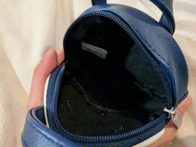 バッグ形ポーチのファスナーを開けた内側（黒い内側、開口部の様子）