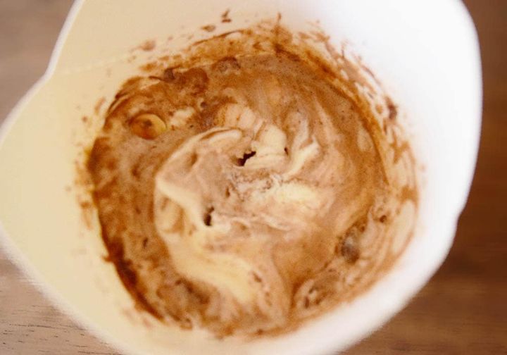 マックフルーリーの中に「きのこの山」と「たけのこの里」、さらに口どけの異なる2種類のチョコソースが混ざり合っています。