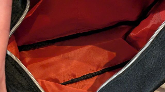 ショルダーバッグ内側のポケット（オレンジ裏地・2つのポケットが見える）