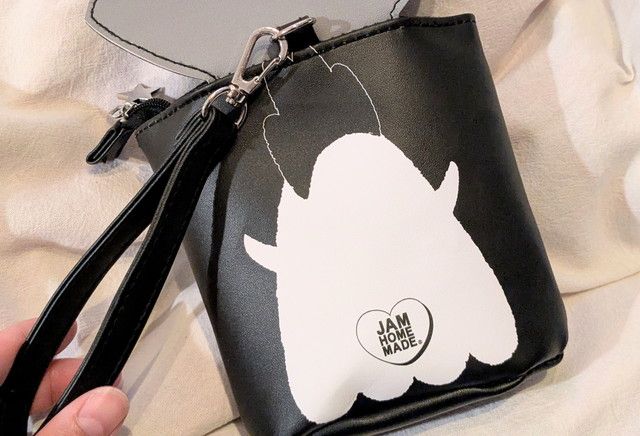 そのままポーチ背面デザイン（JAM HOME MADEロゴ入り）とストラップ部分