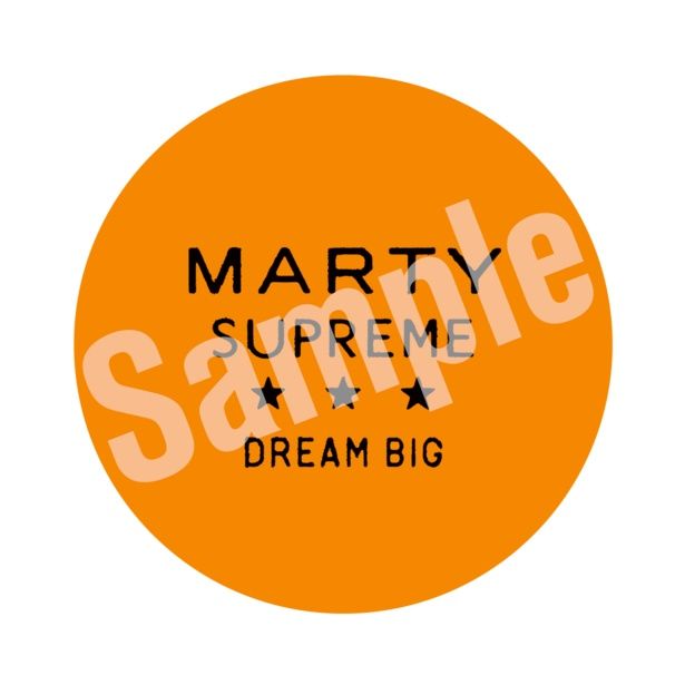 ムビチケカードの特典は、日本版メインポスターにもあしらわれているオレンジのピンポン玉をモデルにした「“DREAM BIG”ピンポン玉ステッカー」 [c]2025 ITTF Rights LLC. All Rights Reserved.