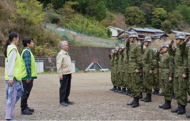 春日や佐藤をはじめとする自衛隊員 [c]2025 Kart Entertainment Co.,Ltd. 