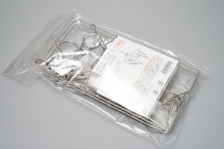 キャンドゥの「ステンレスハンガー角型10ピンチ」。