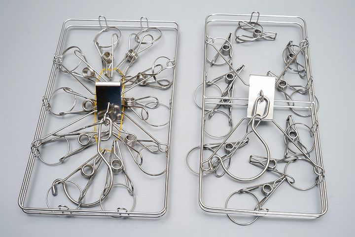 並べてみると「スタプロステンレスハンガー」が少し大きいことに気付く。