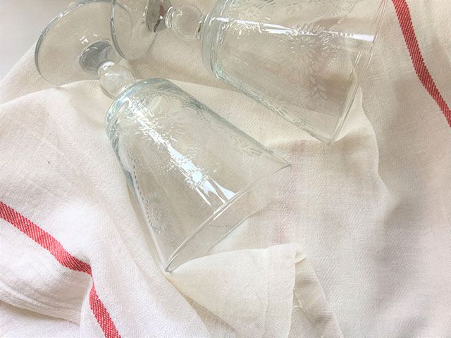 ワイングラスと布巾