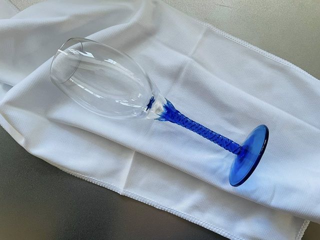 ダイソーの「グラス・食器磨き」背の高いワイングラスも包み込める