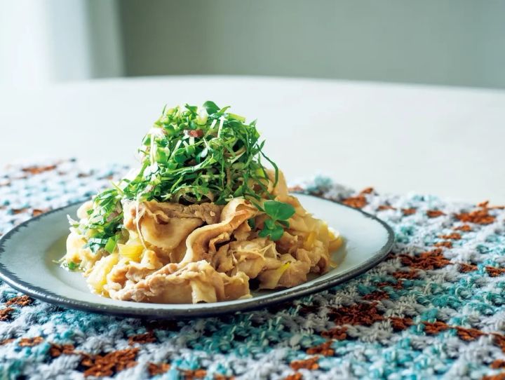 たっぷりの玉ねぎとしょうが、豚肉を重ねて調味料をふり、蒸すだけの焼かない「豚のしょうが焼き」