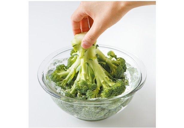 茎の部分を持ってゆするようにして洗う （C）安井ファーム／KADOKAWA