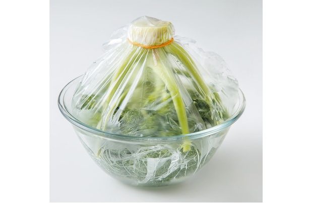 ポリ袋に花蕾を下にして入れ、房全体がつかるまで水を加える （C）安井ファーム／KADOKAWA