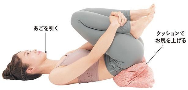 STEP1 仰向けになり、右ひざを抱える （C）erica／KADOKAWA